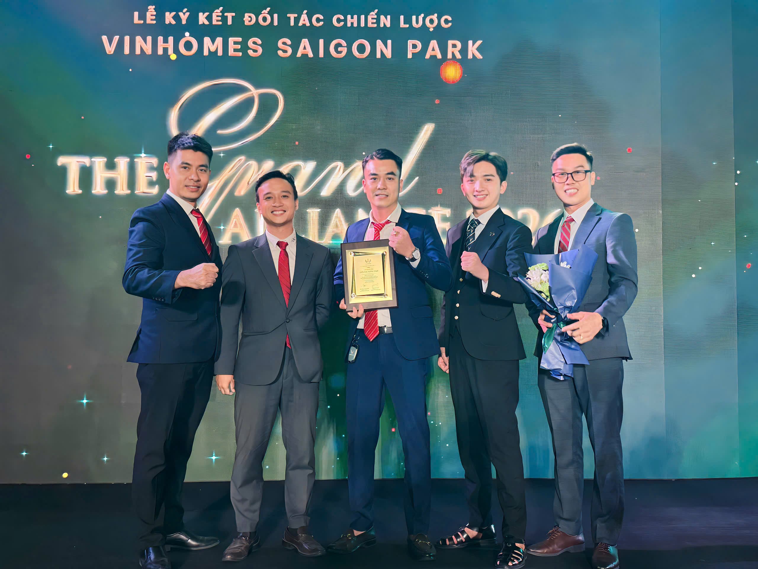 Đội ngũ S-Homes tại lễ ký kết đối tác chiến lược Vinhomes Sài Gòn Park